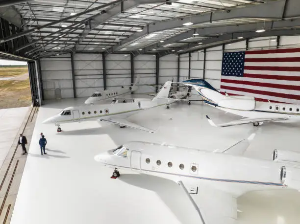Hangar com jatos privados no Hang-Ares Aeroportuários